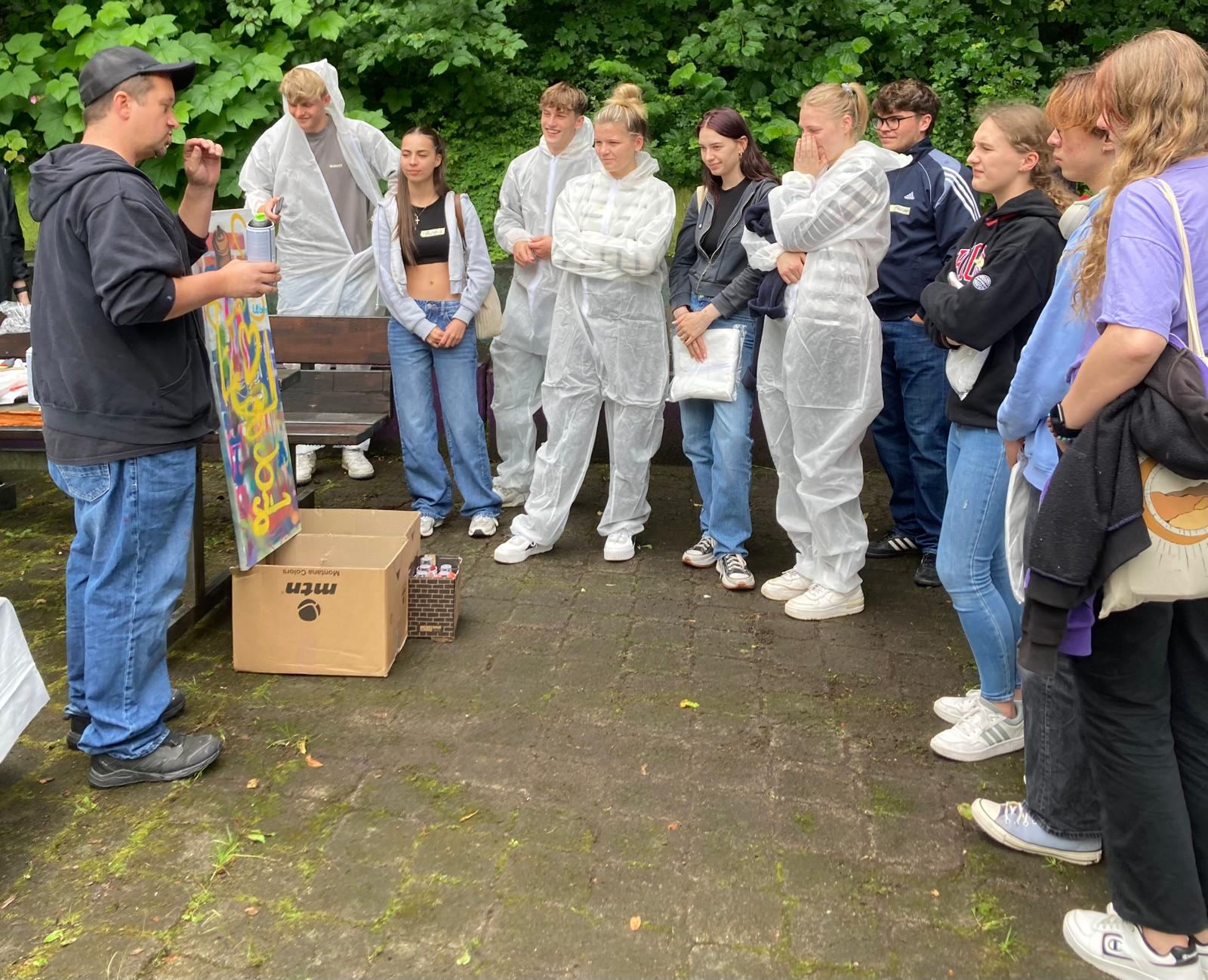 Künstler mit Studierenden